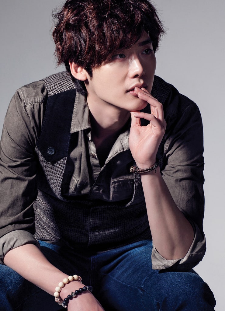 Jong Suk Lee