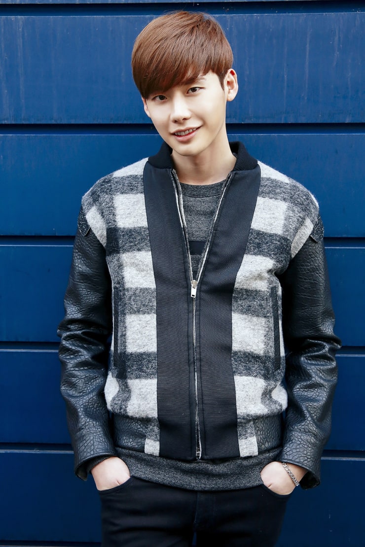 Jong Suk Lee