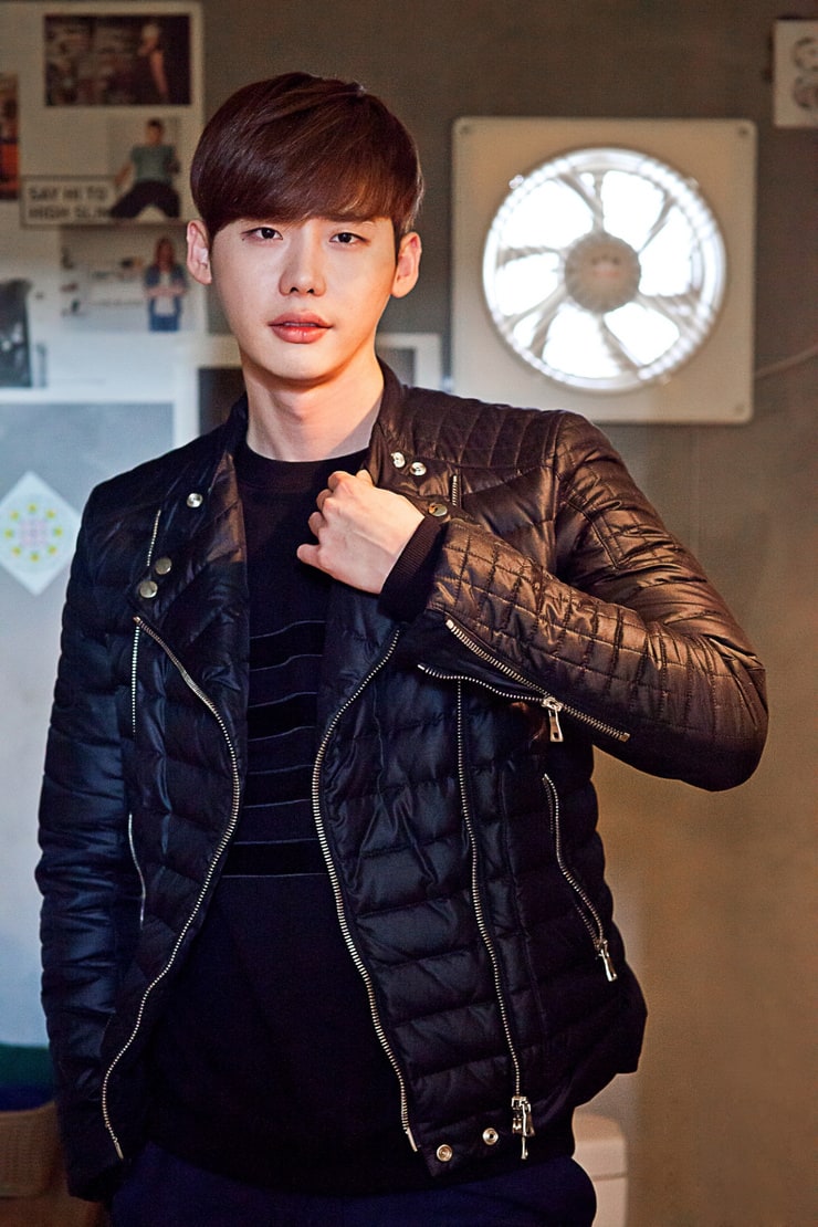 Jong Suk Lee