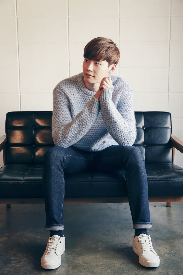 Jong Suk Lee