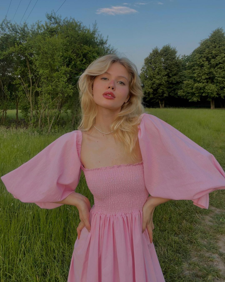 Picture of Luna (model)