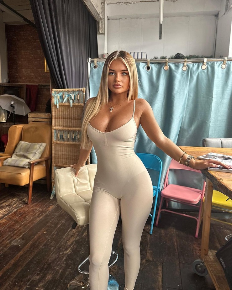 Mia Woodhall