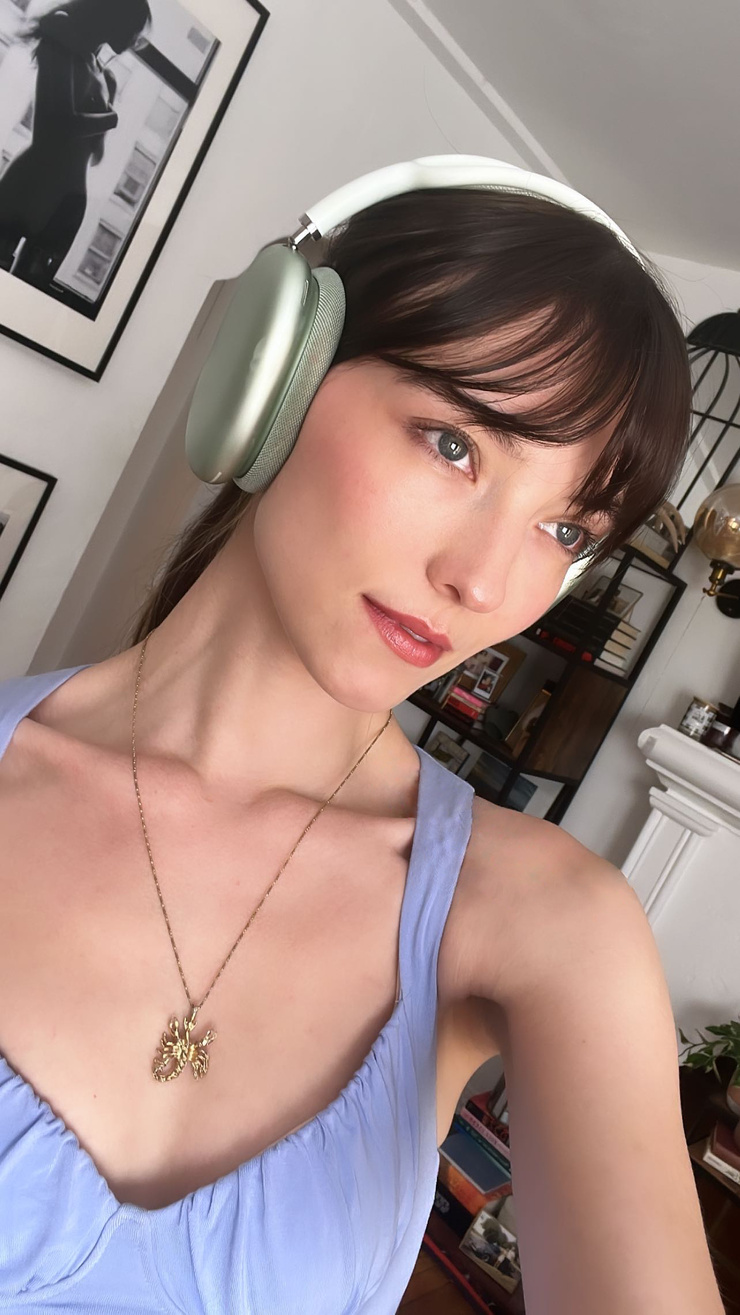 Savvy Taylor Savvy Taylor