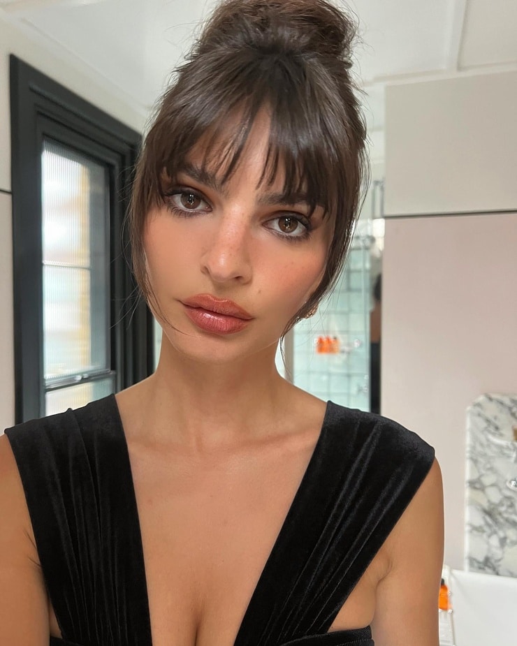 Emily Ratajkowski image