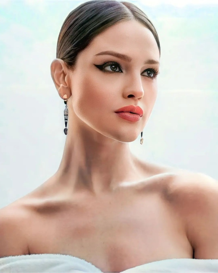 Eiza Gonzalez Eiza Gonzalez