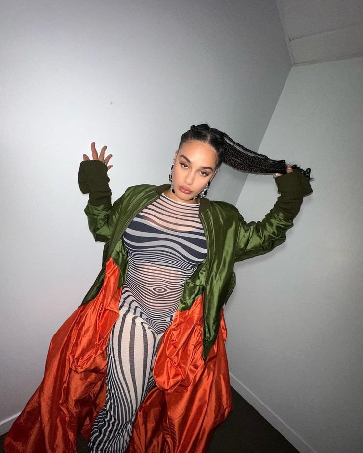 Jorja Smith a grandezza naturale