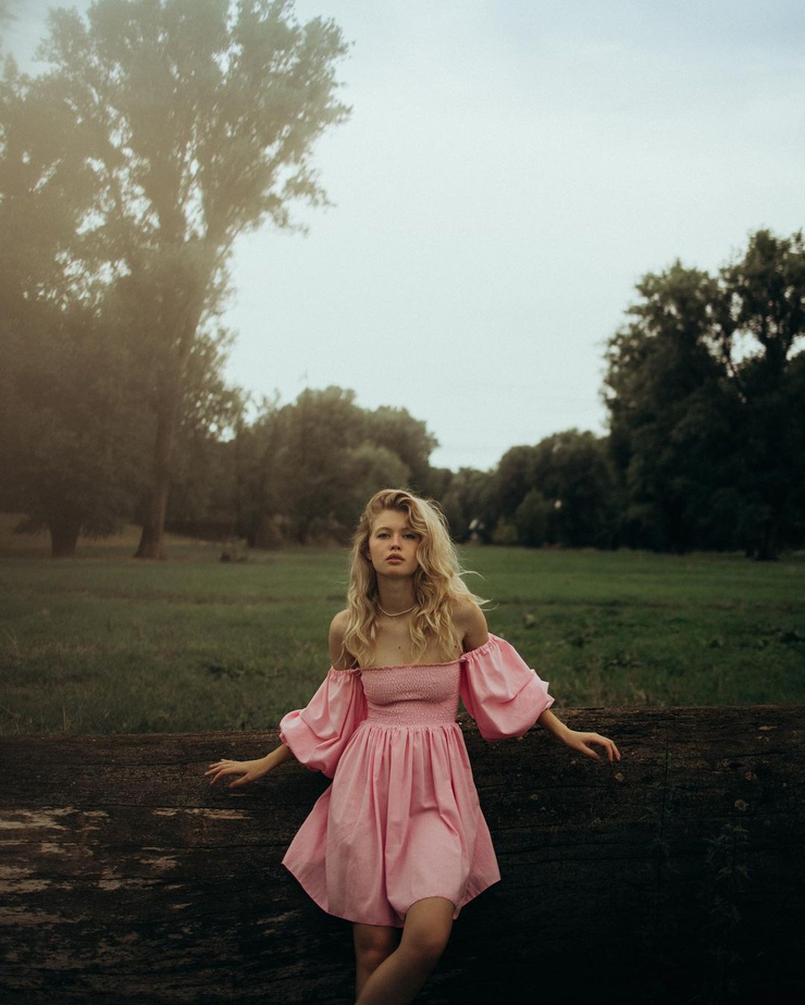 Luna (model) picture