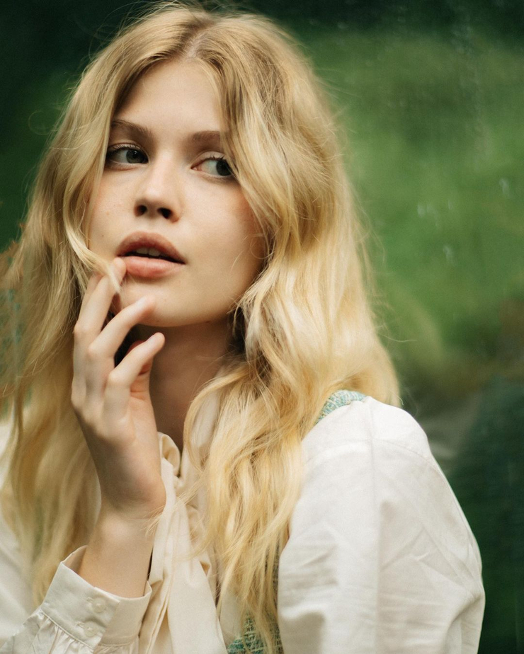 Luna (model) picture