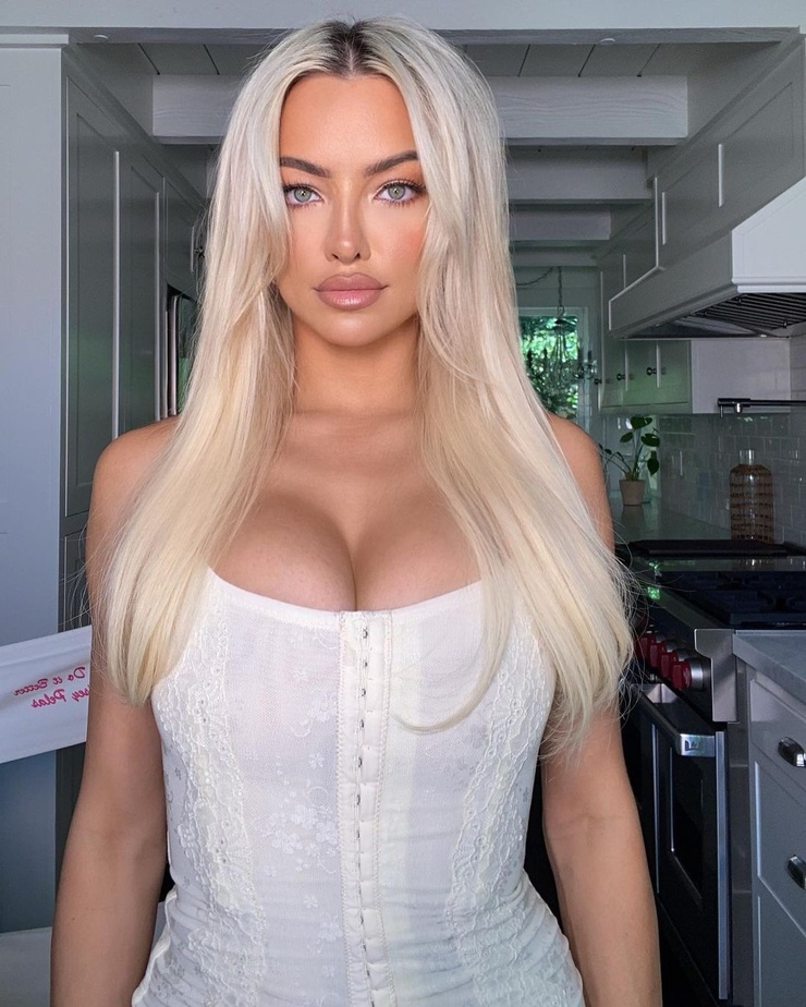 Picture of Lindsey Pelas