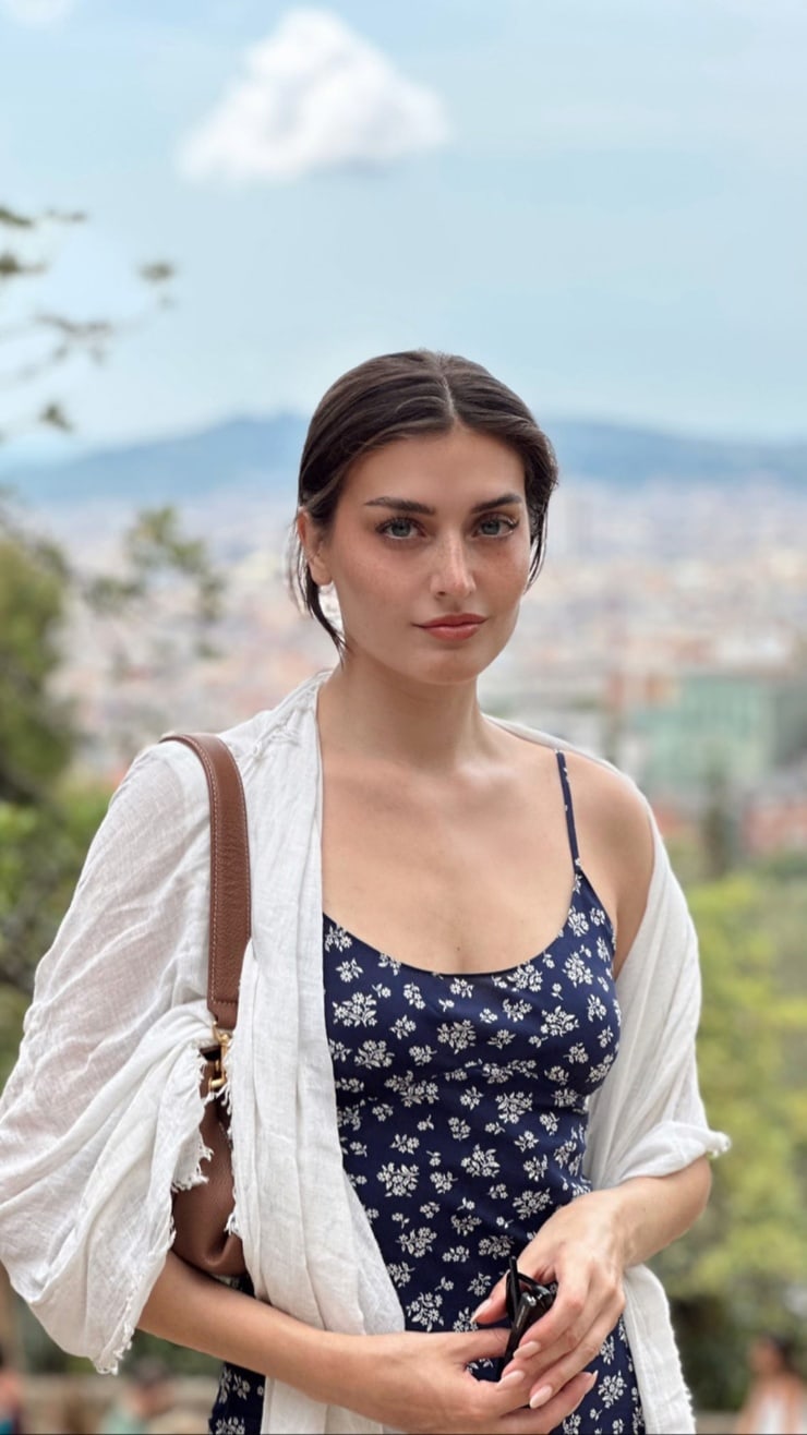 Jessica Clements picture