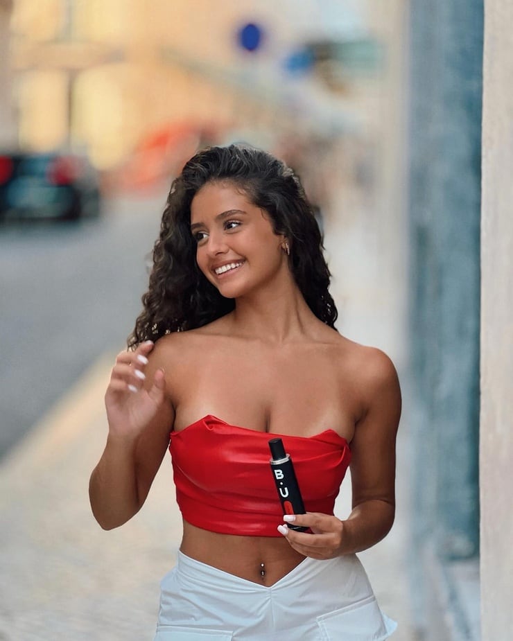 Débora Gomes Débora Gomes