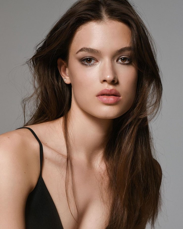 Paula Luna model