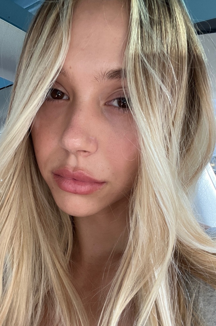 Alexis Ren