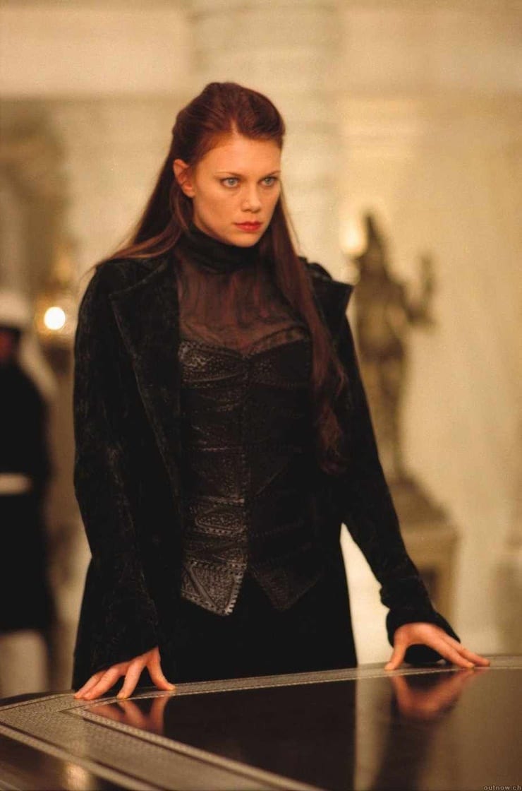 Mina Harker (Peta Wilson)