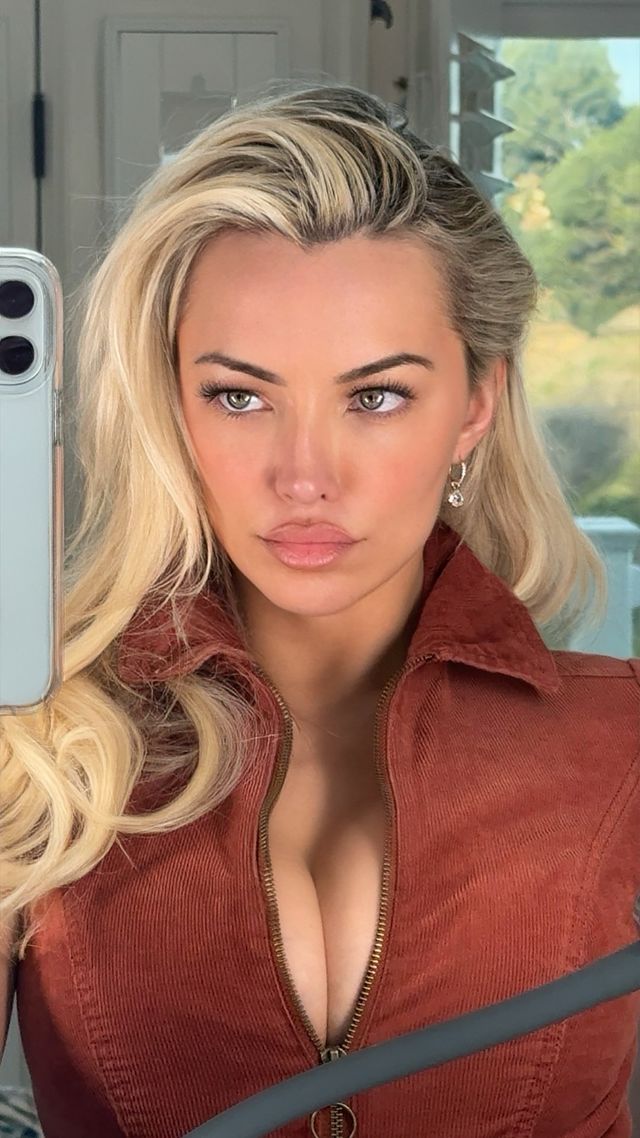 Picture of Lindsey Pelas