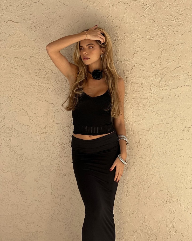 Alli Martinez picture