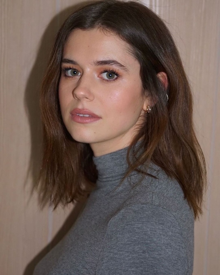 Picture Of Alison Oliver