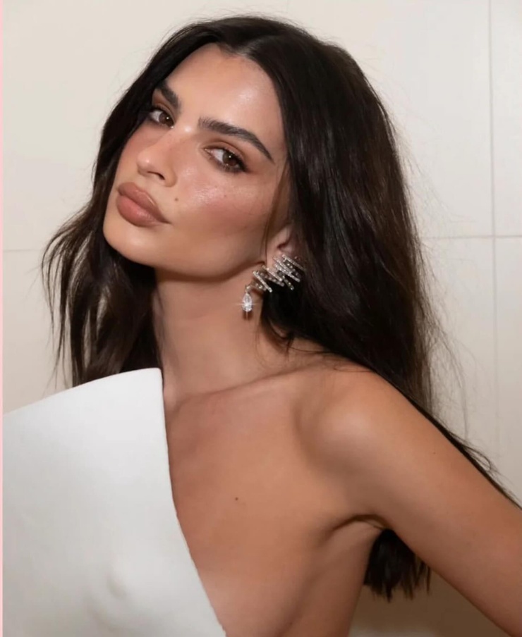 Emily Ratajkowski