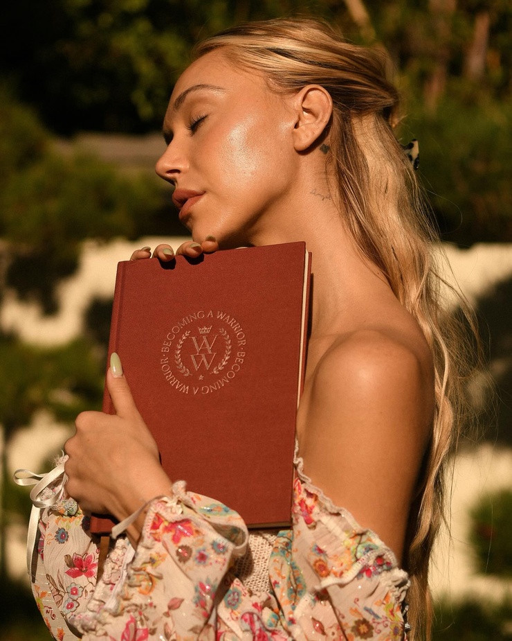 Alexis Ren