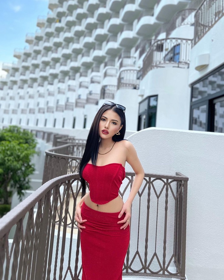 Caira Lee