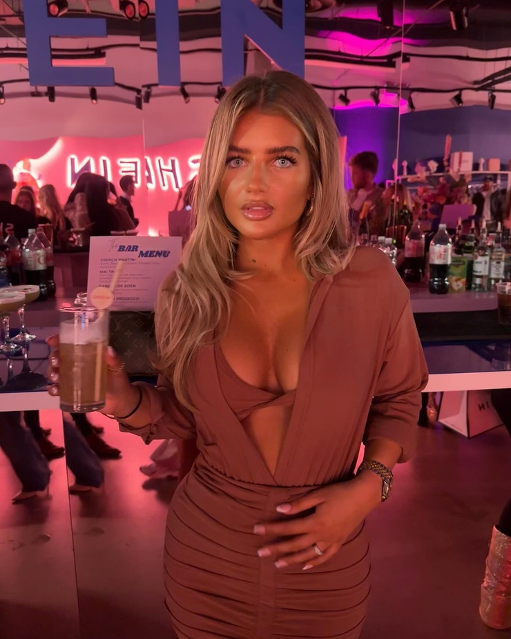 Mia Woodhall