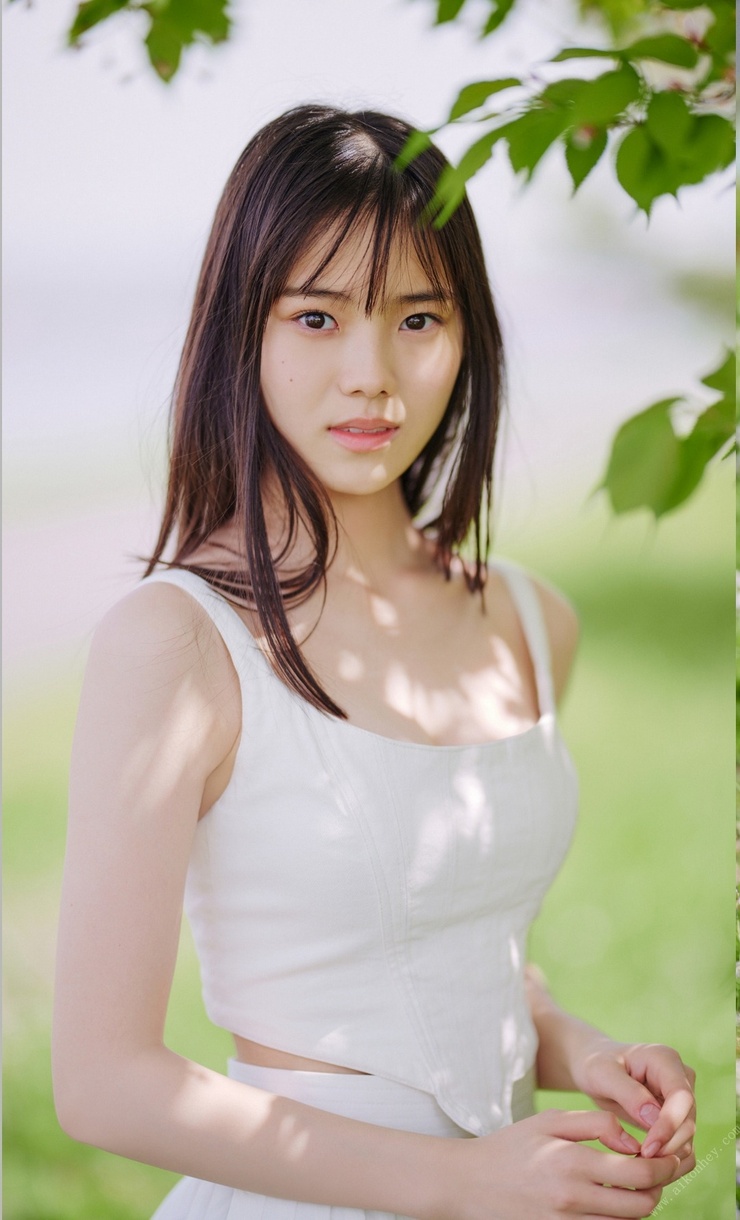 Kohaku Shida photo book “Between a girl and an adult” Weekly PHOTO BOOK