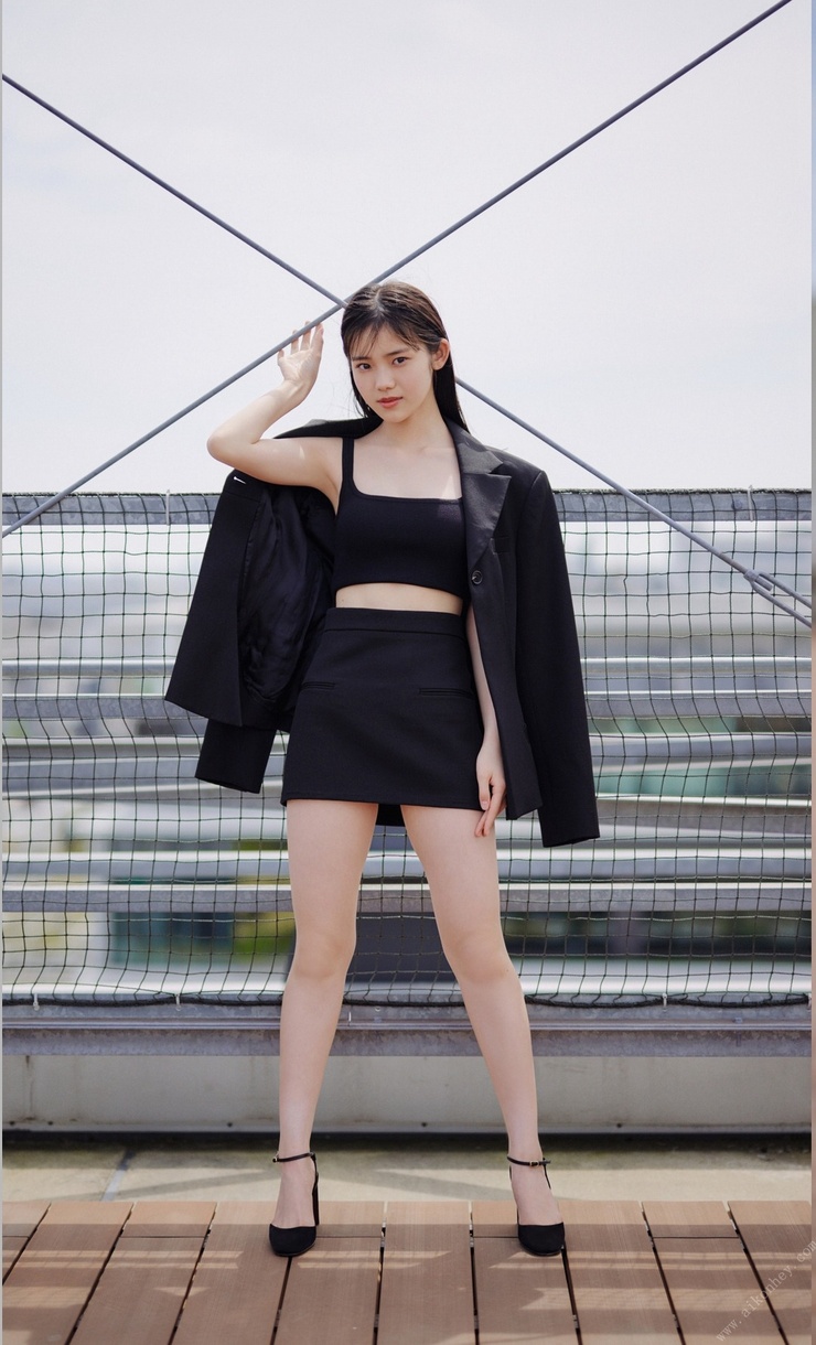 Kohaku Shida photo book “Between a girl and an adult” Weekly PHOTO BOOK