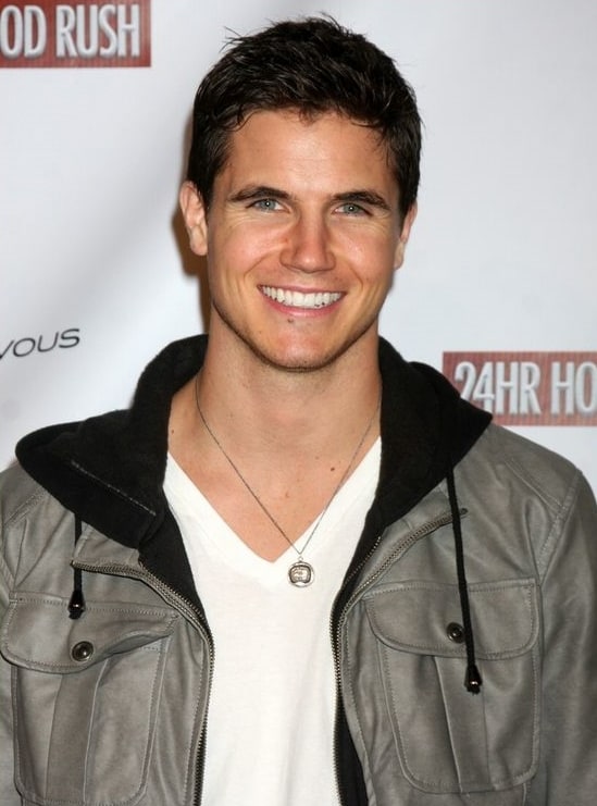 Picture of Robbie Amell