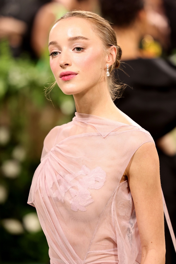 Phoebe Dynevor Phoebe Dynevor