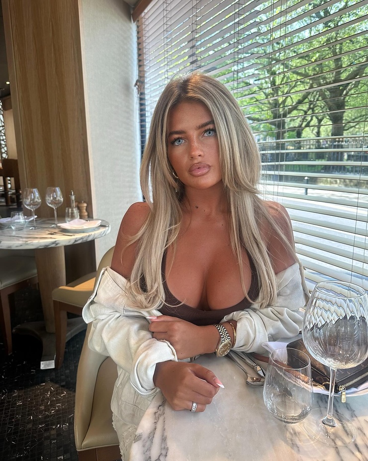 Mia Woodhall