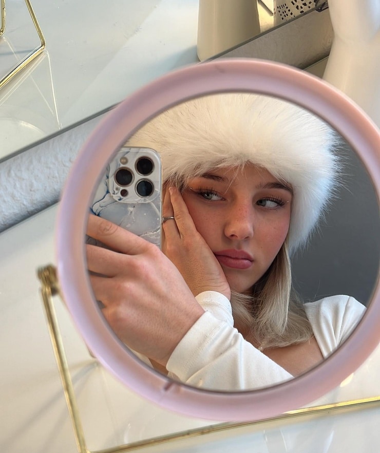 Elena Zoe