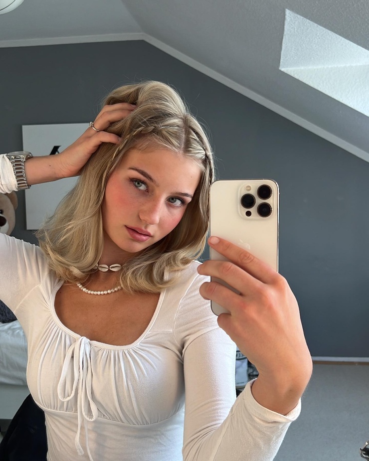 Elena Zoe