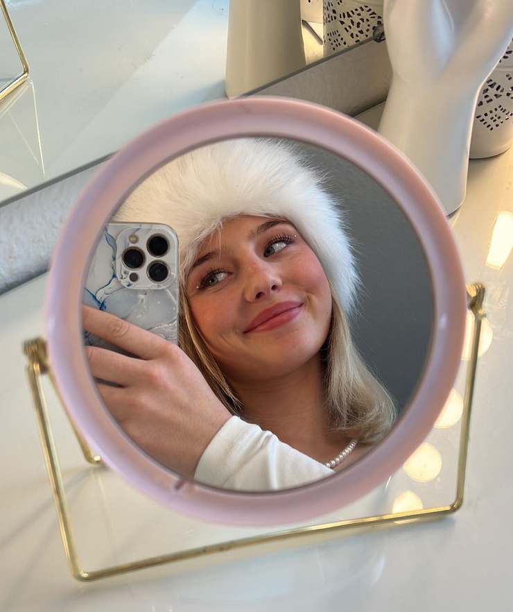 Elena Zoe