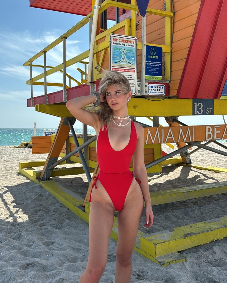 Elena Zoe