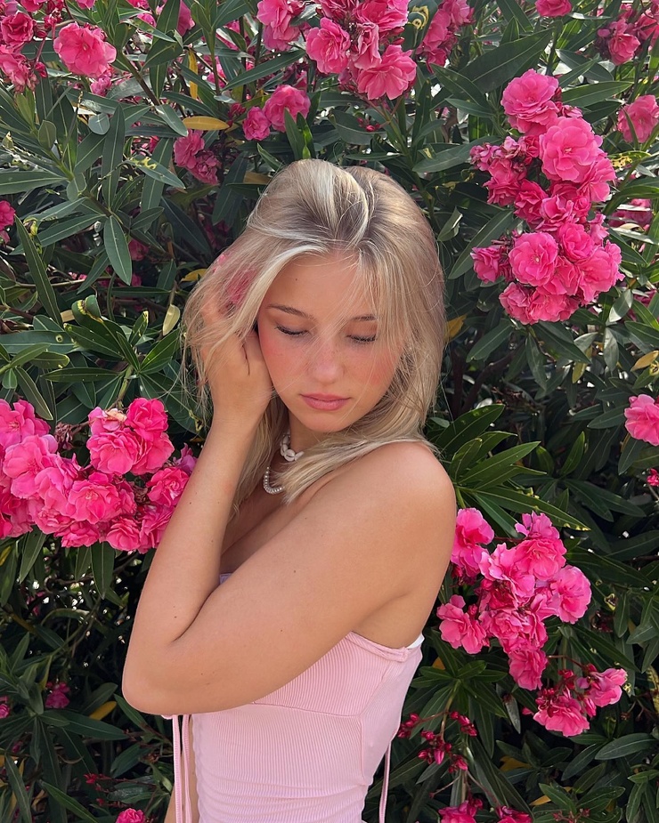 Elena Zoe