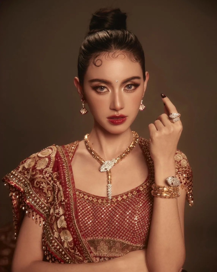 Davika Hoorne Davika Hoorne