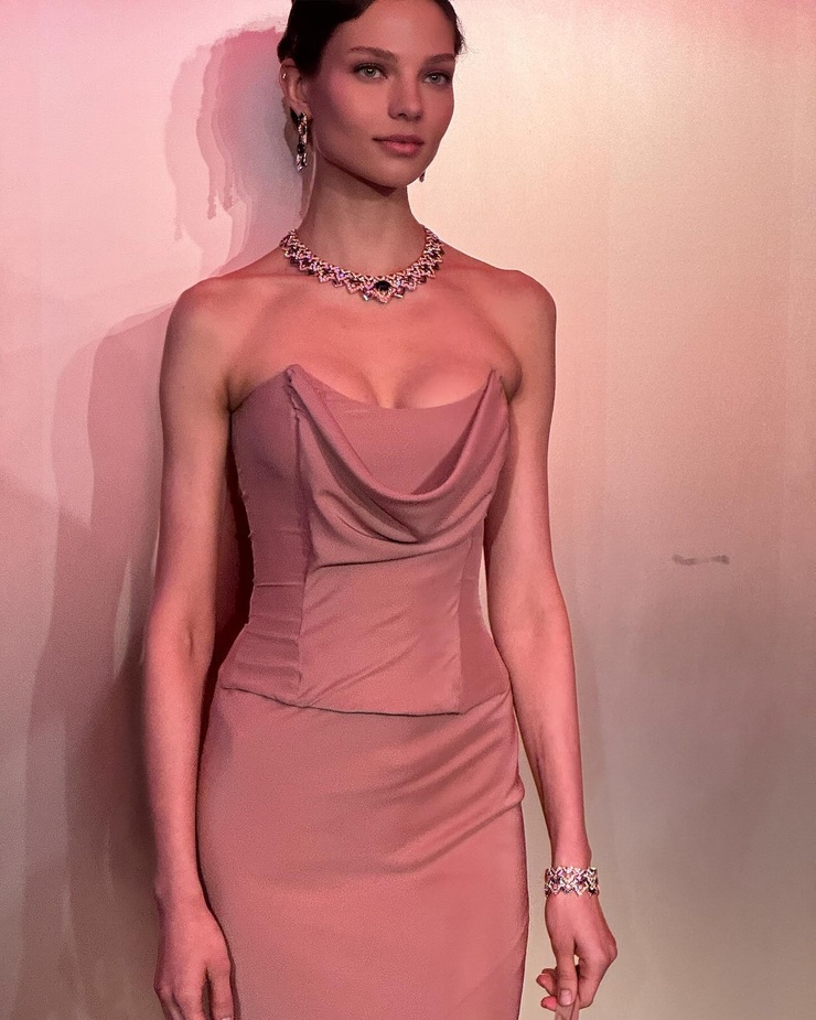 Alesya Kafelnikova Alesya Kafelnikova