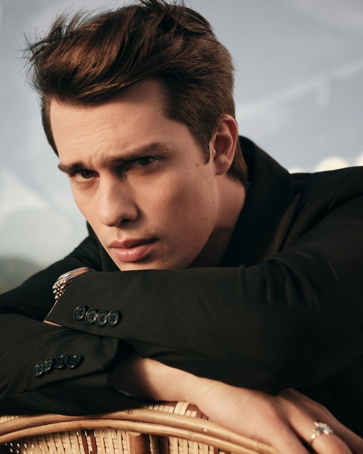 Nicholas Galitzine (All Black) a grandezza naturale