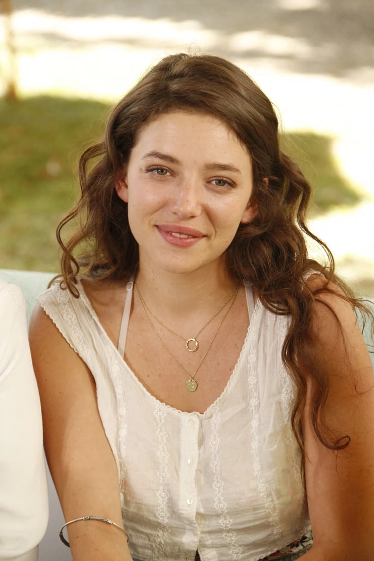 Zoé Adjani