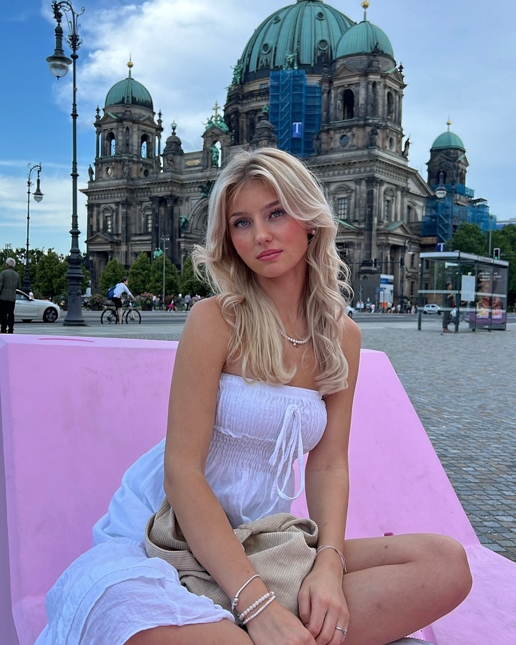 Elena Zoe