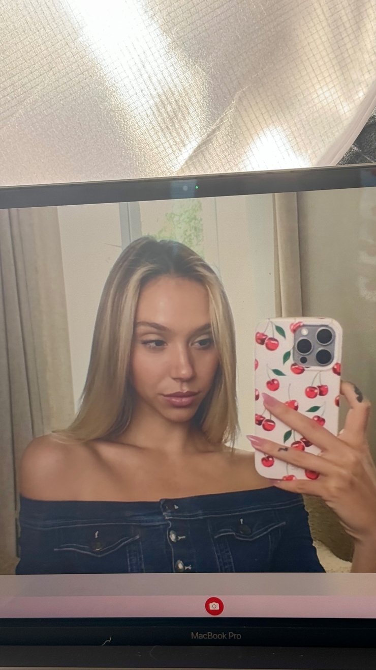 Alexis Ren