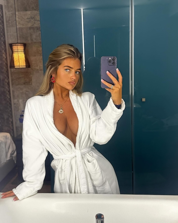 Mia Woodhall