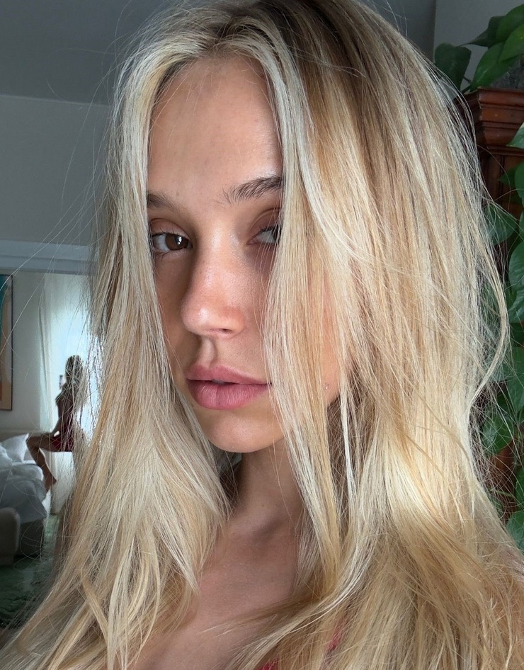 Alexis Ren