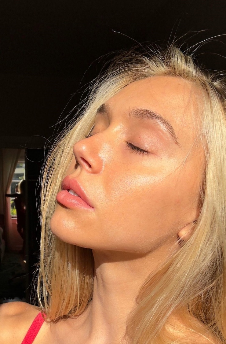 Alexis Ren
