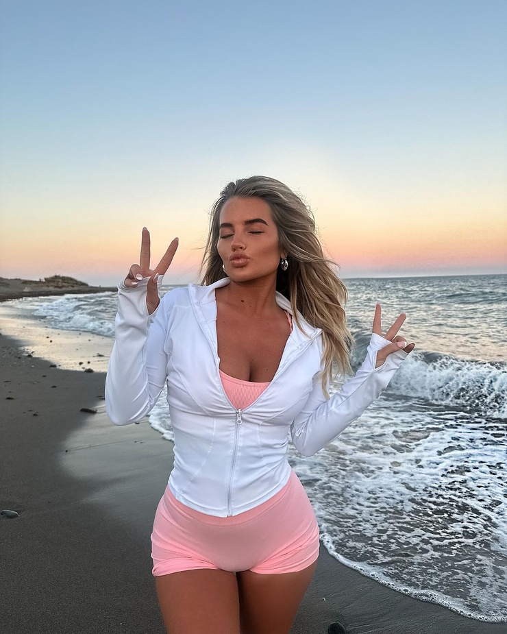 Mia Woodhall