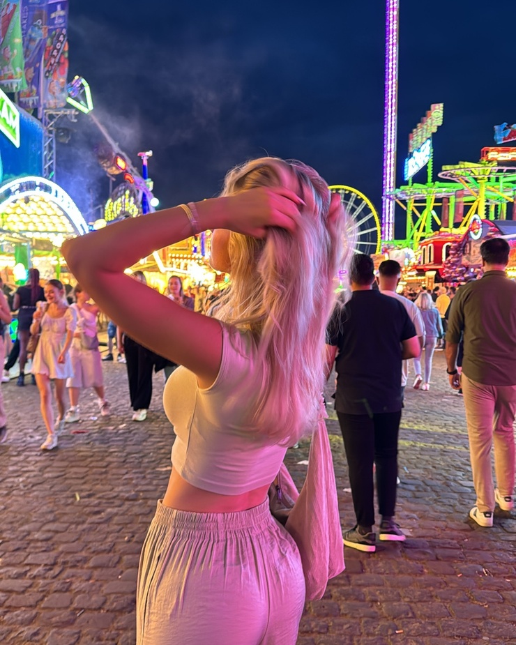 Elena Zoe