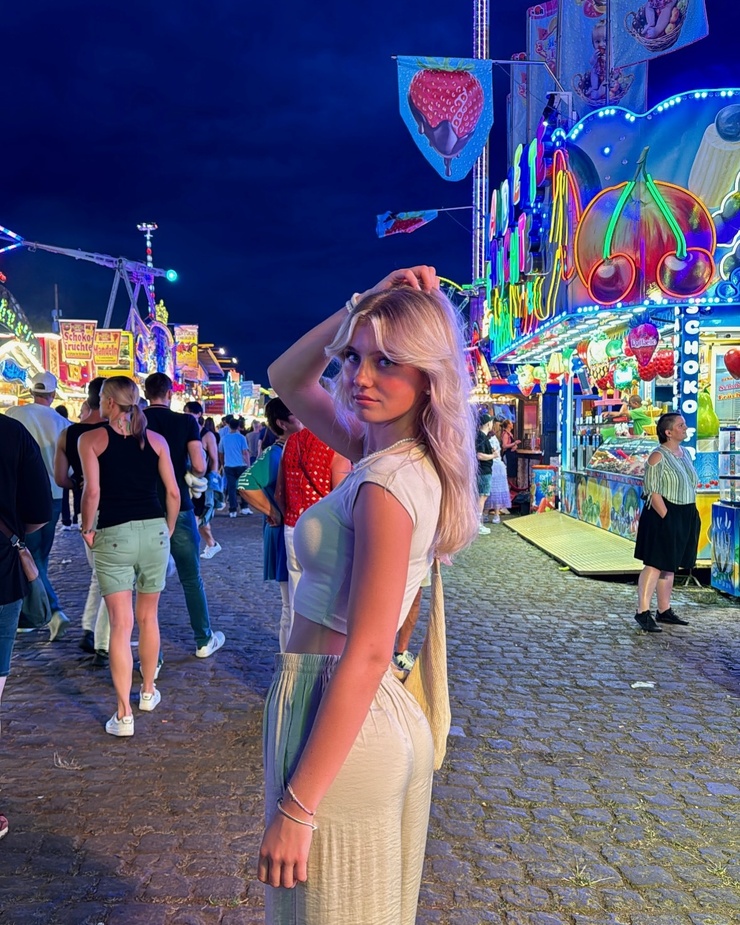 Elena Zoe