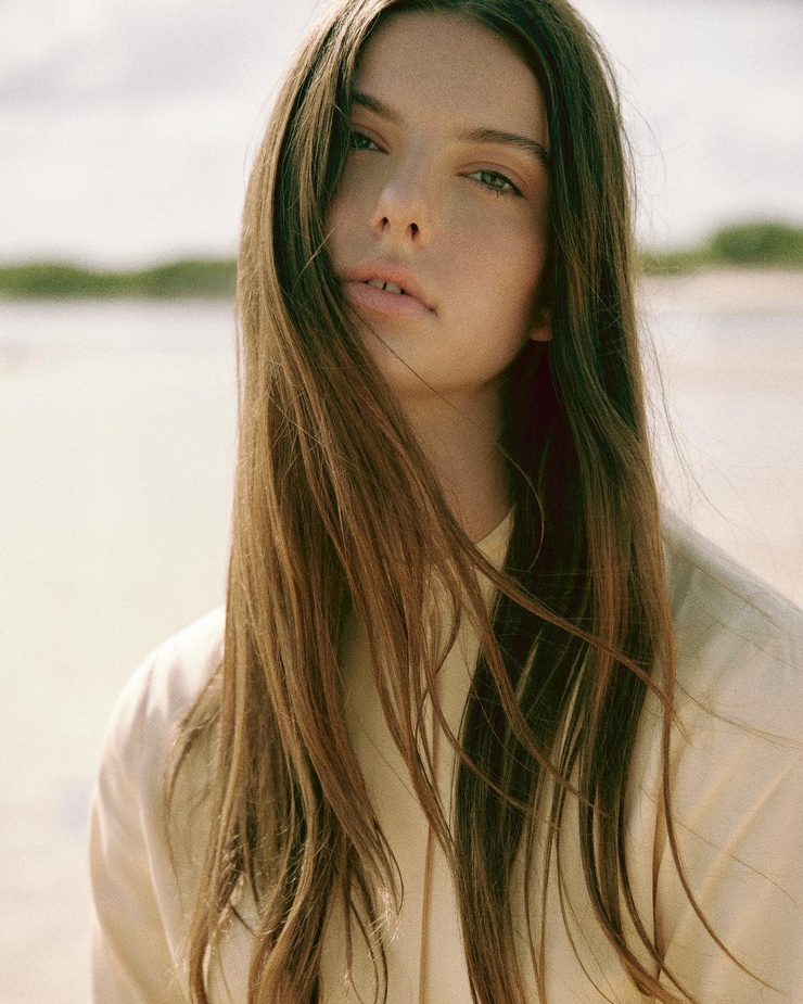 Olivia Wells model