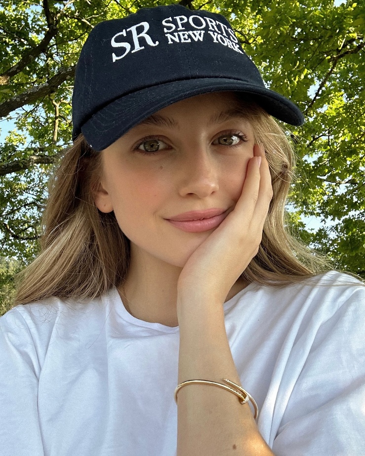 Zoë Pastelle Holthuizen