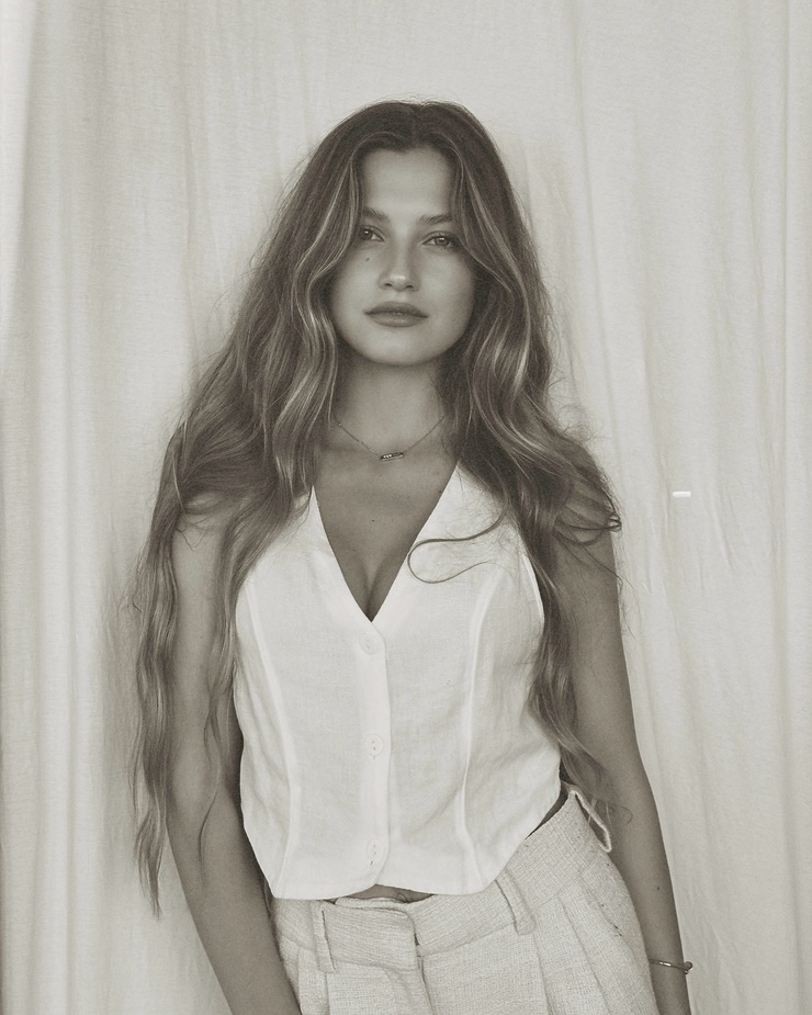 Zoë Pastelle Holthuizen